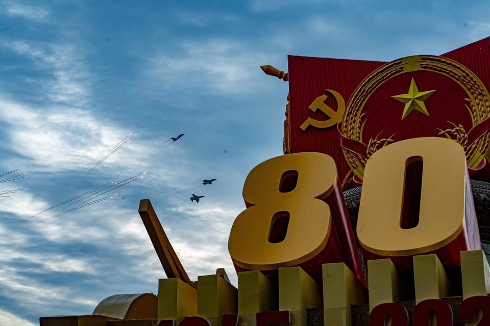 战斗机在巴亭广场上空进行飞行展示。 图自越通社