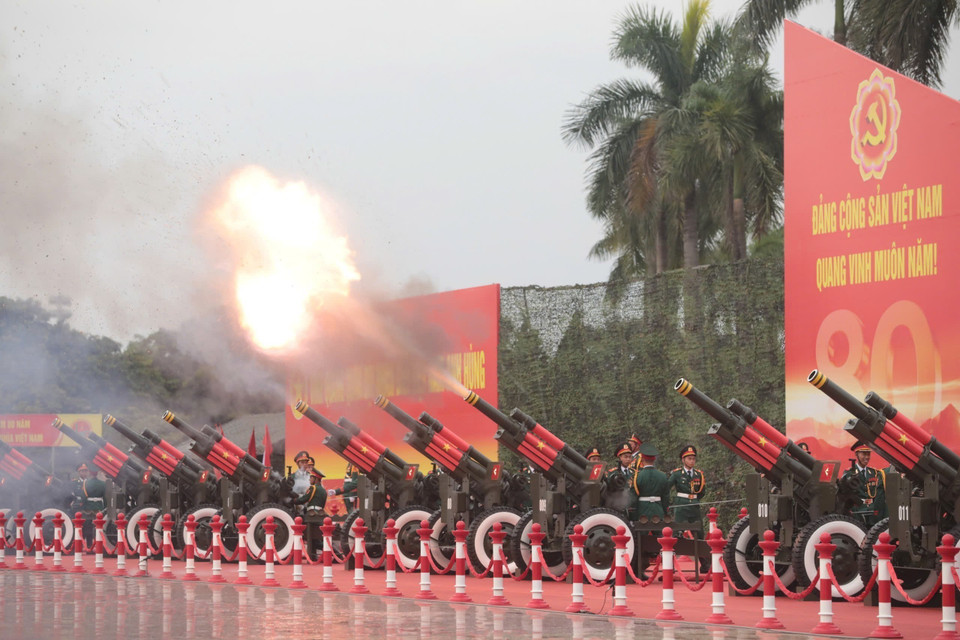 美亭体育场礼炮齐鸣，庄严开启总彩排序幕。图自越通社