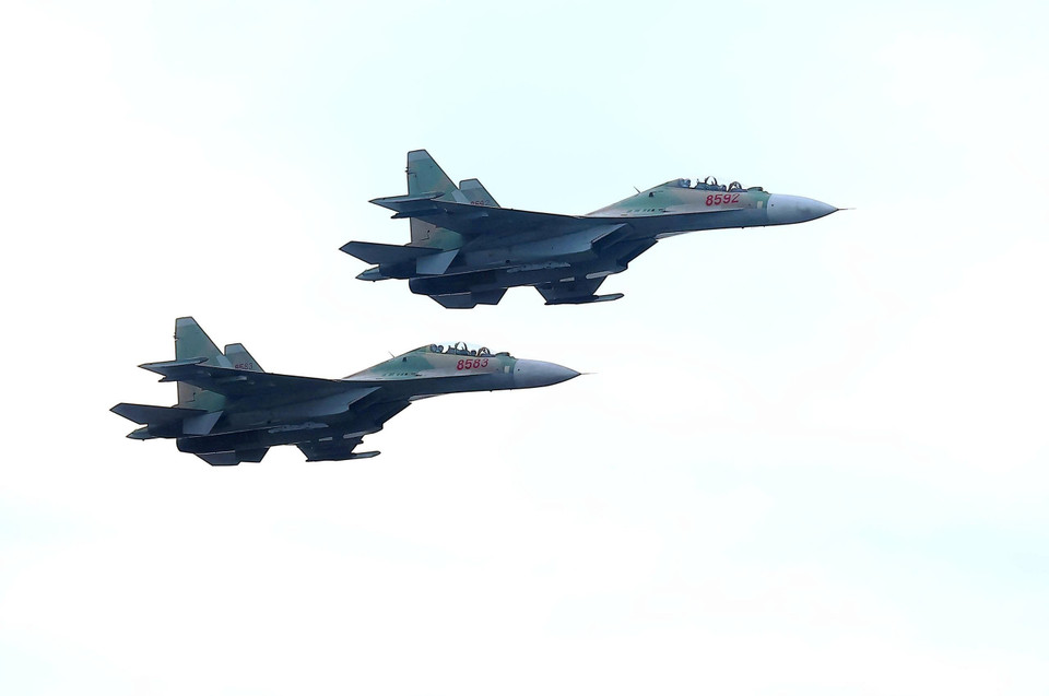 苏-30MK2战斗机在河内上空进行飞行展示。 图自越通社