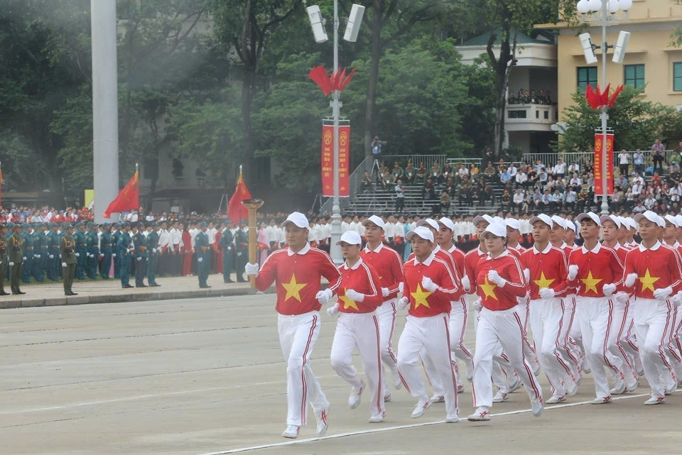 传统圣火接力仪式在阅兵总彩排中庄严举行。图自越通社
