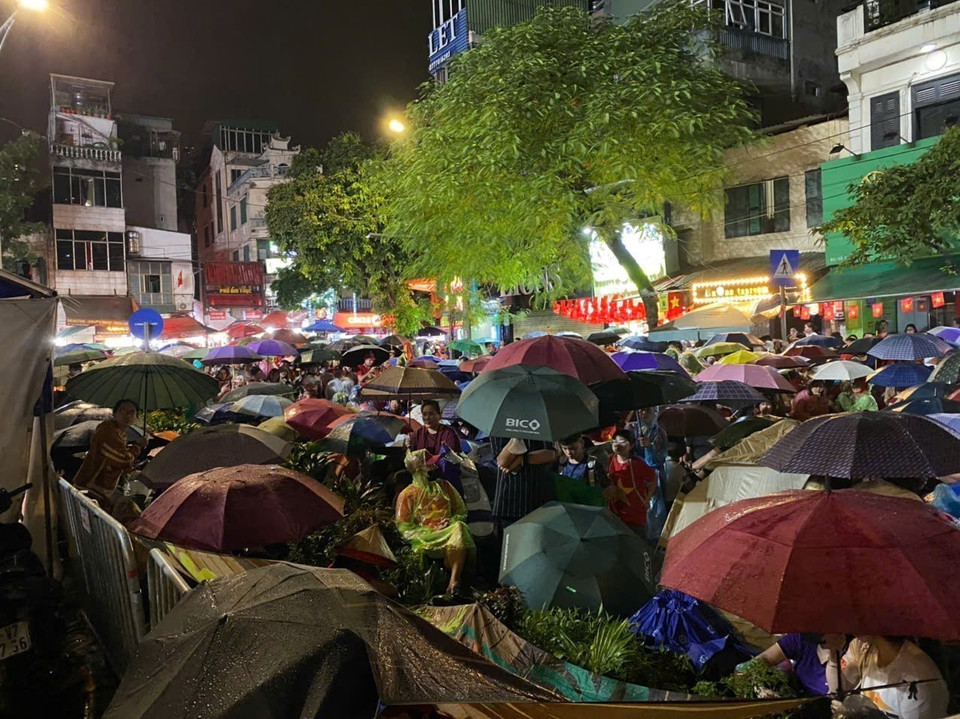 南门街聚集大量市民，即使下雨也坚持等候总彩排（拍摄时间：8月30日凌晨4点15分）。图自越通社