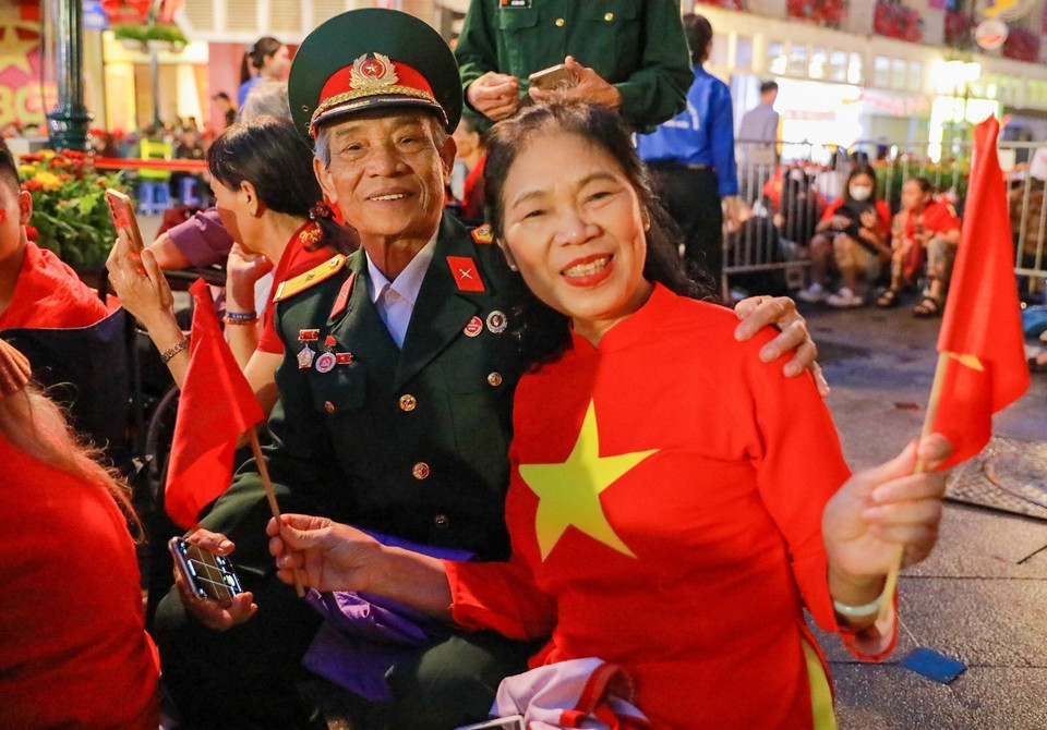 清晨，许多革命老兵携家人早早抵达行牌街，准备观看A80总彩排。图自越通社