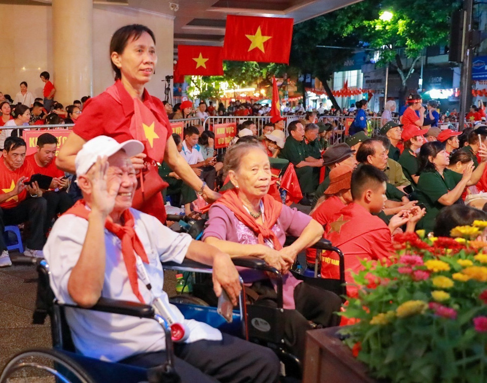 场钱街划出优先区域，专为革命老兵、老人和儿童而设。图自越通社
