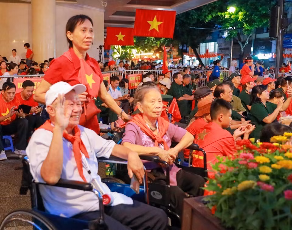 场钱街划出优先区域，专为革命老兵、老人和儿童而设。图自越通社