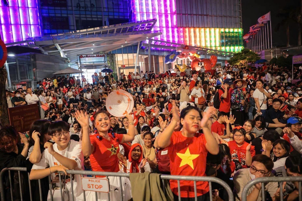 文高街清晨时分的市民身影。图自越通社