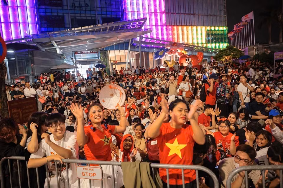文高街清晨时分的市民身影。图自越通社