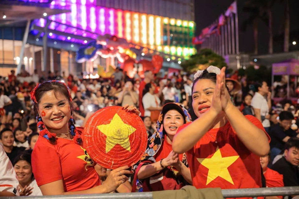 文高街聚集的市民面带笑容，即使经历了整夜等待，仍毫无疲态（拍摄时间：8月30日凌晨4点）。图自越通社