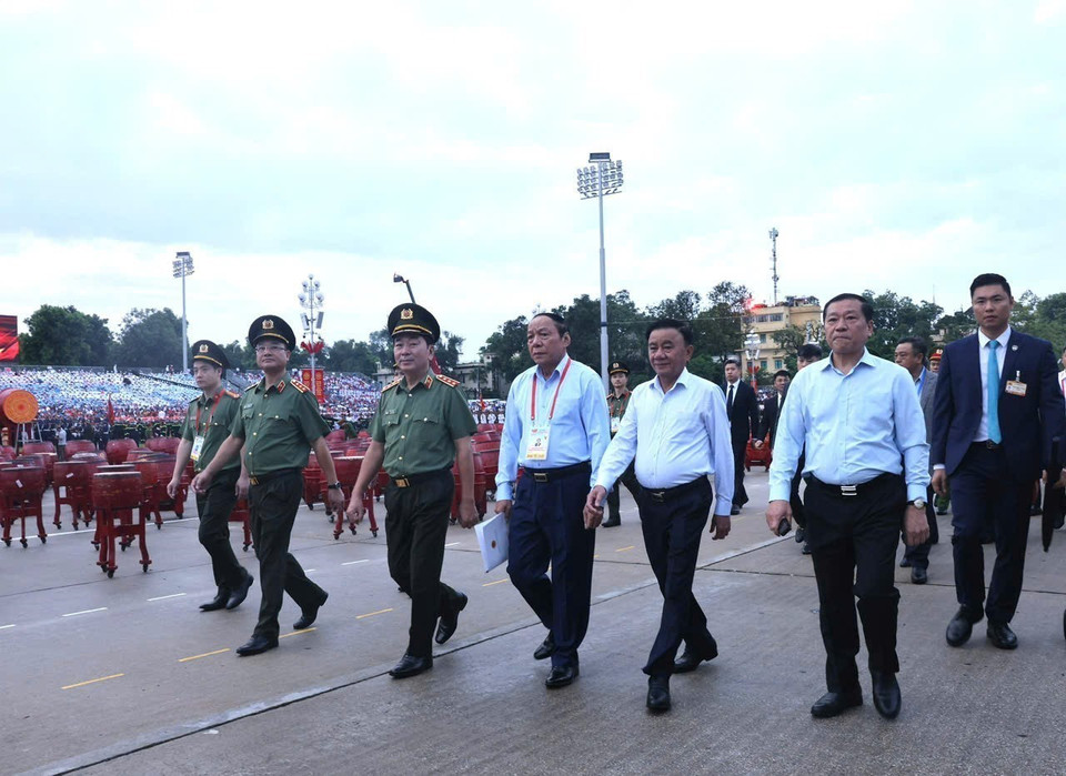 越共中央政治局委员、书记处常务书记、国家重大节日与历史事件纪念指导委员会主任陈锦秀同志出席并现场检查A80活动总彩排工作。图自越通社