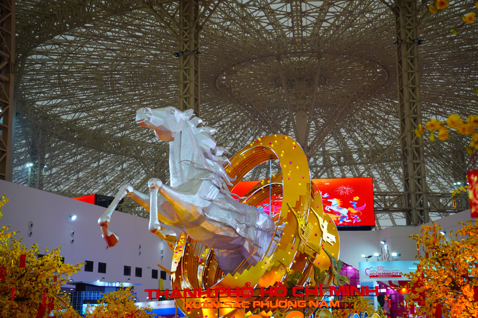 2026年春季博览会正门处的丙午新年马年吉祥物造型。图自越通社