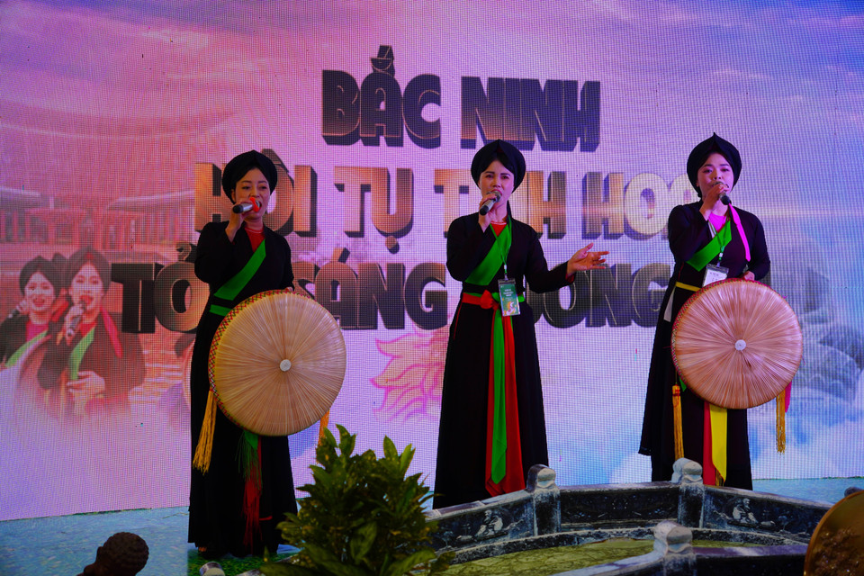 身着“四身衣”传统服饰的艺术家表演北宁官贺民歌。图自越通社