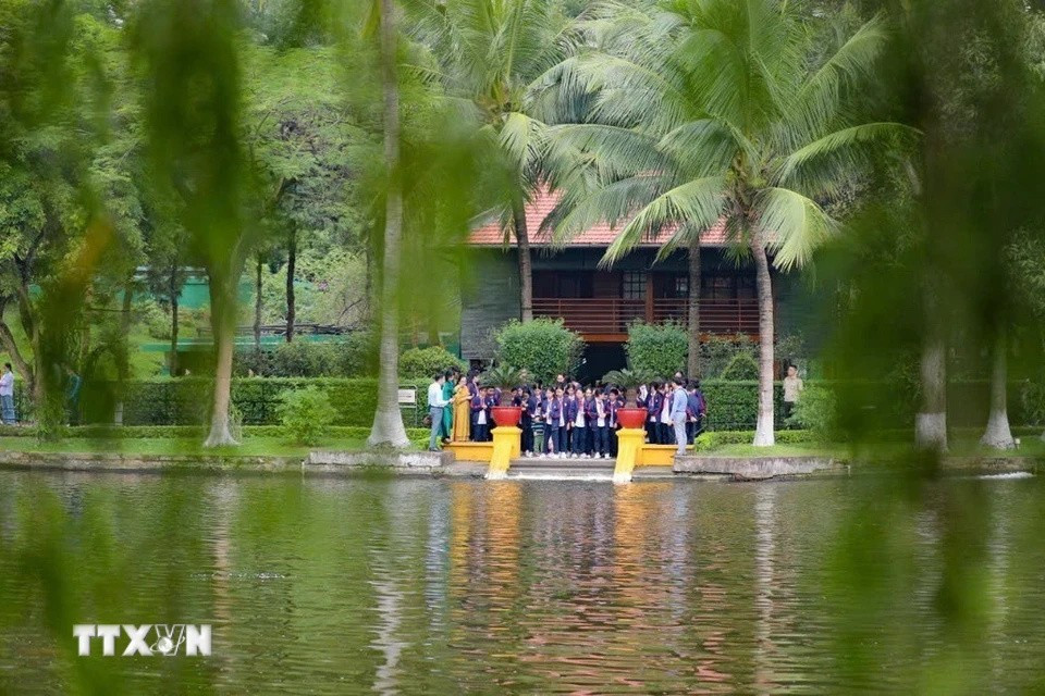 1975年5月15日，越南文化部发布第38b/VHQD号决定，将主席府内胡志明主席遗迹区列为特别重要的历史文化遗迹区。2009年8月12日，政府总理签发第1272/QD-TTg号决定，将主席府内的胡志明主席遗迹区列为国家级特殊遗迹区。 图自越通社