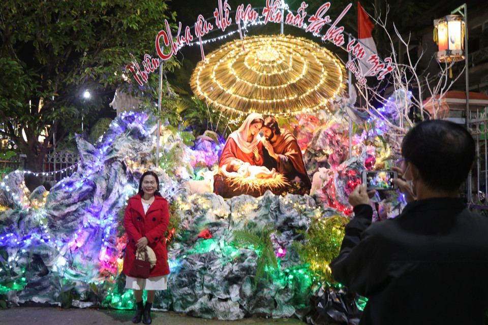 顺化市民在圣诞来临前夕打卡留念，珍藏这意义非凡的时刻。图自越通社