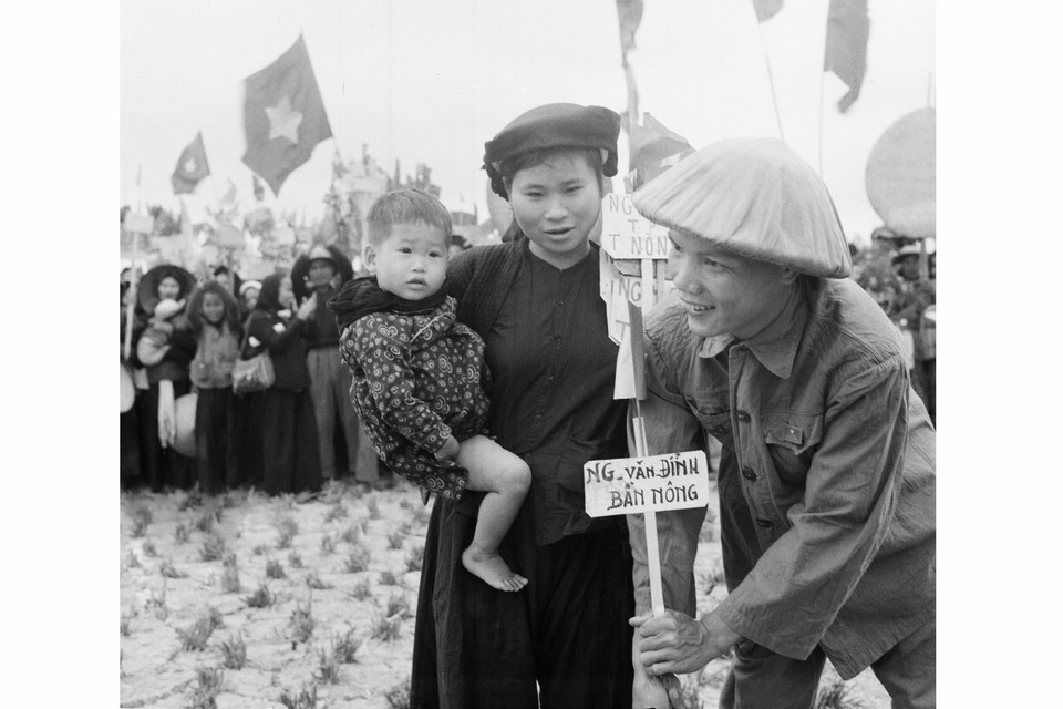 1953年11月，越共中央委员会第五次会议通过《土地纲领》并决定在北方进行土地改革。土地改革于1957年胜利完成，永久废除了封建地主阶级的土地占有制度，确立了农民的土地所有制，极大地鼓舞了农民，对推动生产、恢复经济、抚平战争创伤发挥了巨大作用。图自越通社