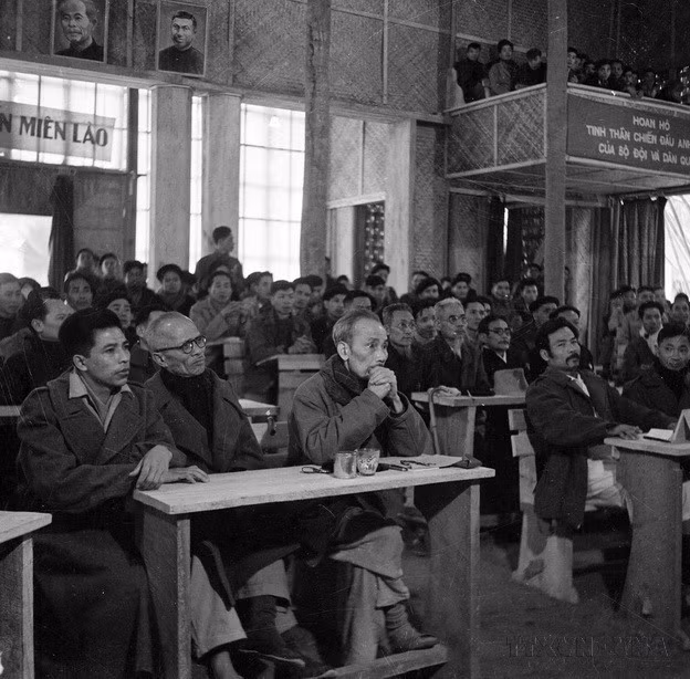1948年2月，胡志明主席在越北出席越南全国联合委员会会议。图自越通社
