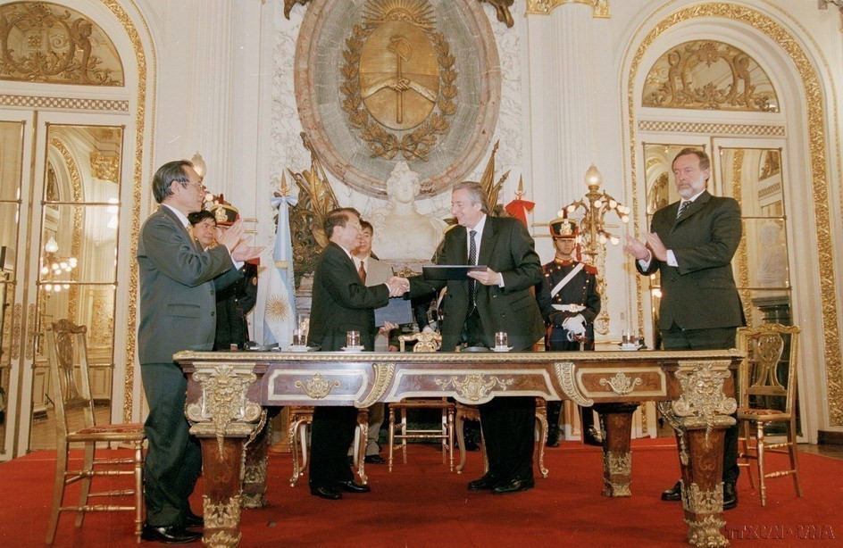 2004年11月22日，越南国家主席陈德良与阿根廷总统基什内尔（Néstor Carlos Kirchner ）签署联合声明。图自越通社