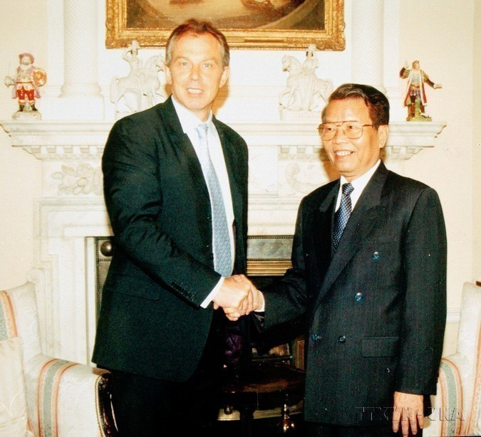2004年5月，英国首相布莱尔会见正式访英的陈德良主席。图自越通社