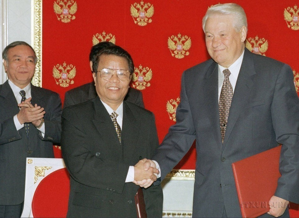 越南国家主席陈德良1998年8月访俄之旅标志着两国多方面合作关系中的新突破。此访期间，俄总统鲍里斯·叶利钦（Boris Yeltsin ）首次确认将越南视为东南亚战略伙伴。图自越通社