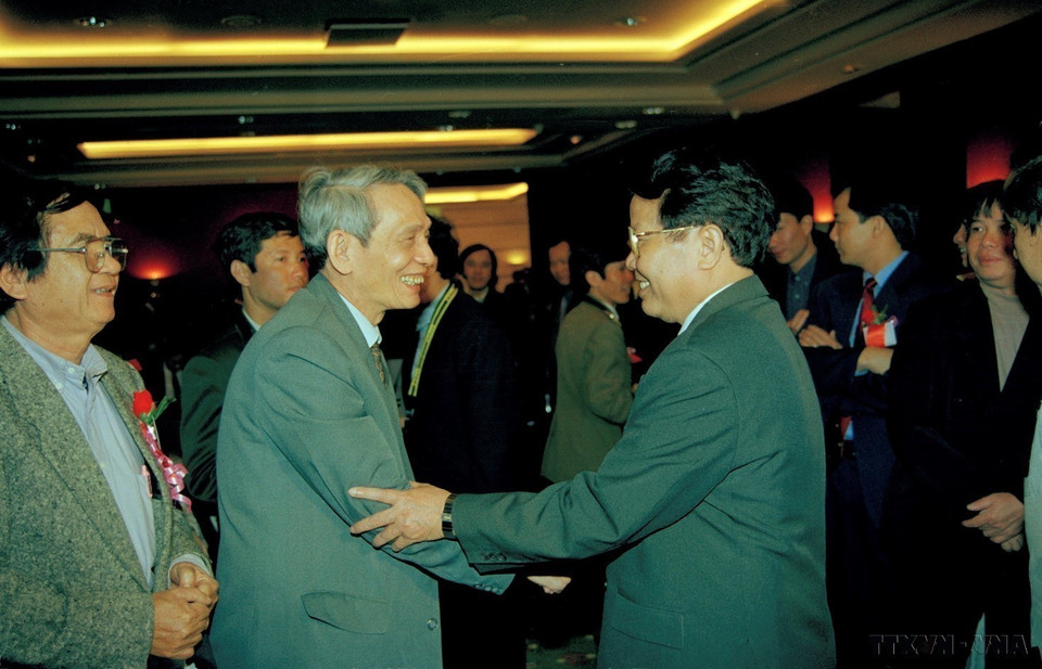 1999年，越南国家主席陈德良走访并与越南记者协会举行工作会议期间会见原越南通讯社社长杜凤。图自越通社