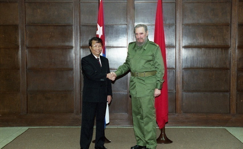 2000年4月9日，越南国家主席陈德良在对古巴进行正式友好访问期间会见菲德尔·卡斯特罗主席。图自越通社
