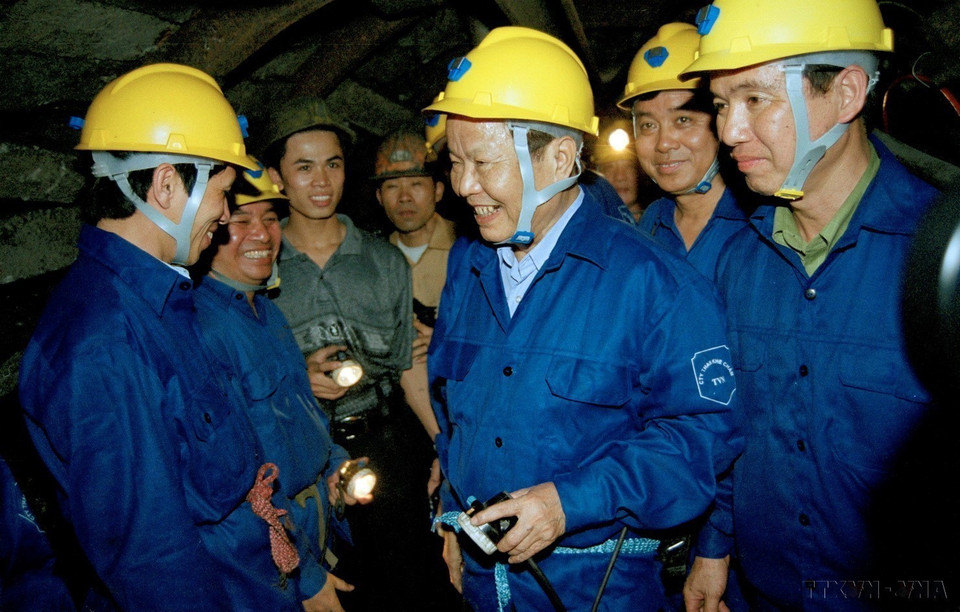 2002年，越南国家主席陈德良深入占溪煤矿井下慰问矿工。图自越通社