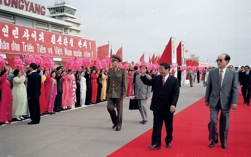 2002年5月2日，朝鲜平壤市民在顺安国际机场热烈欢迎陈德良主席到访。图自越通社