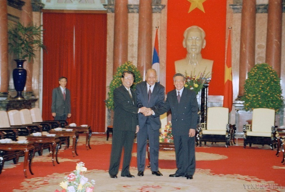 1999年1月4日，越共中央总书记黎可漂、越南国家主席陈德良与老挝人民革命党主席、老挝国家主席坎代·西潘敦在主席府会晤。图自越通社