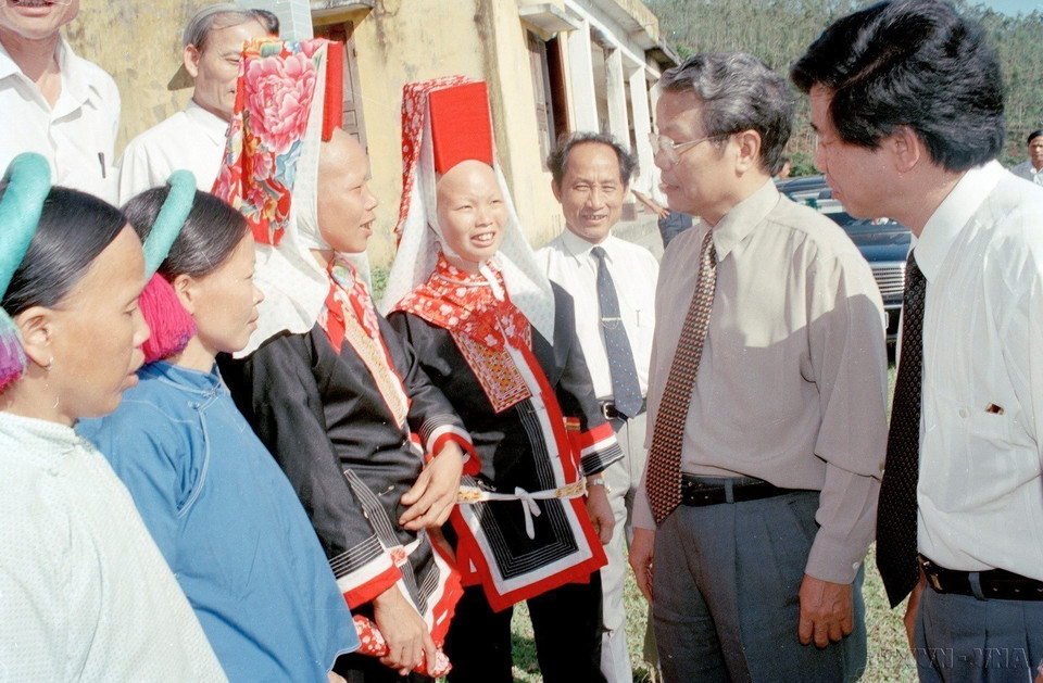 1997年，越南国家主席陈德良与广宁省先安山区县份少数民族群众交谈。图自越通社