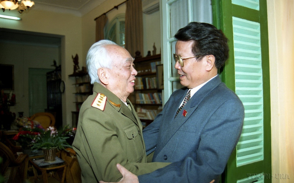 1999年，值此越南人民军队成立日55周年之际，越南国家主席陈德良探望武元甲大将。图自越通社