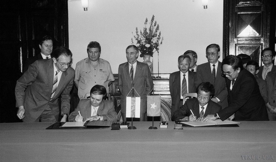 1992年3月19日在河内，越南部长会议副主席陈德良与白俄罗斯副总理尼古拉·科斯蒂科夫（Nikolay Kostikov ）签署双边合作协议。图自越通社