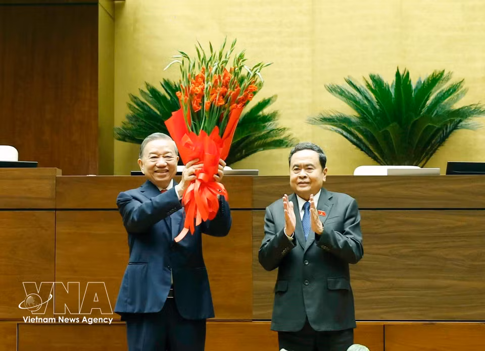 国会主席陈青敏代表党、国家领导人和第十六届国会代表向越共中央总书记、国家主席苏林送花表示祝贺。图自越通社