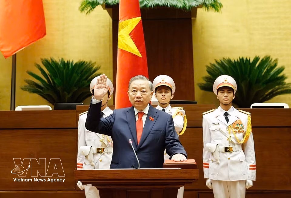 越南社会主义共和国国家主席苏林宣誓就职。图自越通社