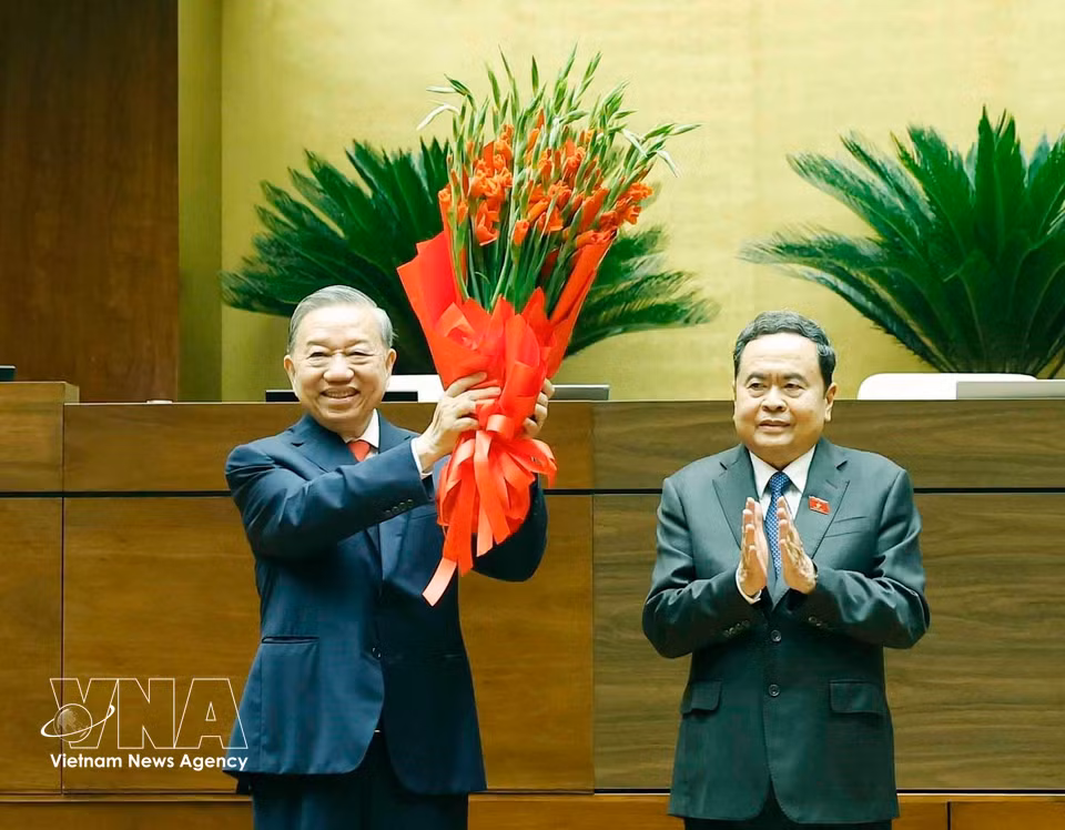 国会主席陈青敏代表党、国家领导人和第十六届国会代表向越共中央总书记、国家主席苏林送花表示祝贺。图自越通社