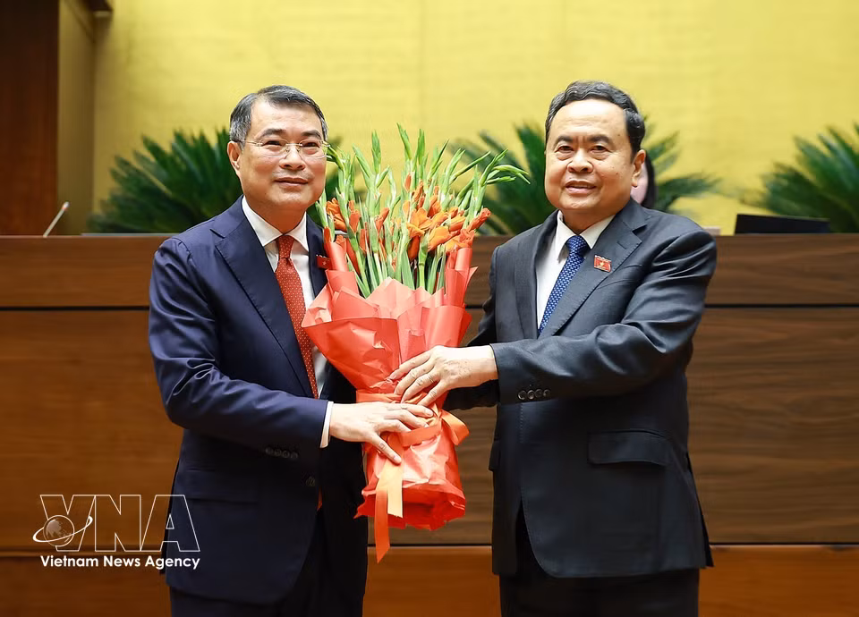 国会主席陈青敏向政府总理黎明兴送花表示祝贺。图自越通社