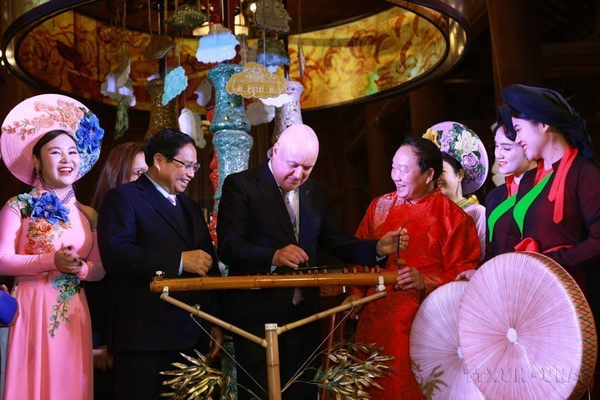 新西兰总理克里斯托弗·拉克森与越南总理范明政共同参观文庙—国子监国家级特殊遗迹区，并体验越南传统乐器（河内，2025年2月27日）。图自越通社
