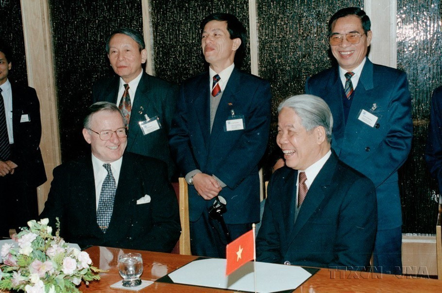 新西兰总理吉姆·博尔格（Jim Bolger）会见对新西兰进行正式访问的越共中央总书记杜梅（1995年7月27日）。图自越通社