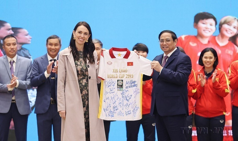 越南政府总理范明政与新西兰总理杰辛达·阿德恩（Jacinda Ardern ）会见越南国家女子足球队，适逢球队准备赴新西兰和澳大利亚参加2023年女足世界杯。（河内，2022年11月14日）。图自越通社