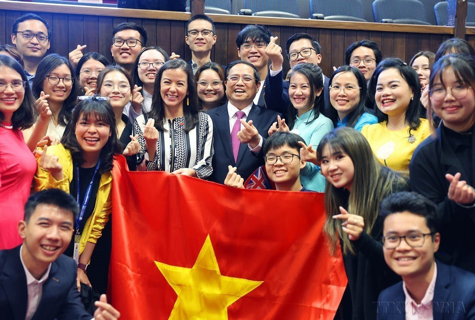 越南政府总理范明政会见正在新西兰维多利亚大学就读的越南学生（惠灵顿，2024年3月11日）。图自越通社