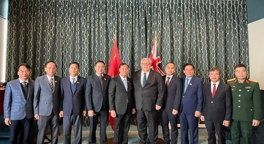 新西兰国会主席格里·布朗利（右五）会见越南国会国防、安全与对外委员会代表团。该代表团于2025年8月21日至23日对新西兰进行工作访问。图自越通社