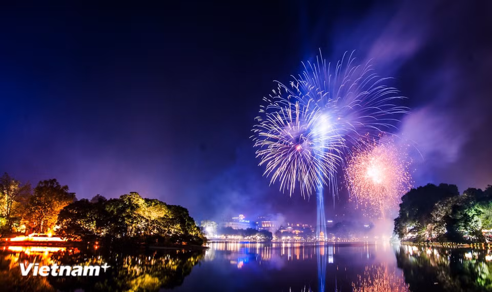 还剑湖的新年烟花瞬间，总带着一种既绚烂又神圣的美，如同整座城市在时间交接处的共同呼吸。图自越通社