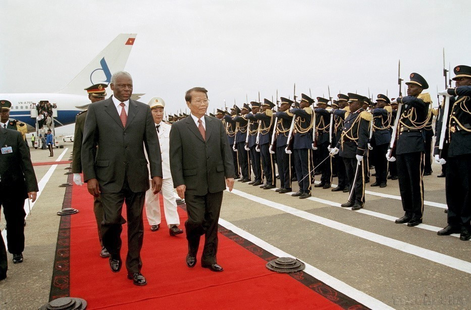 安哥拉共和国总统若泽·爱德华多·多斯桑托斯(José Eduardo dos Santos )与越南国家主席陈德良在罗安达“四·二”国际机场检阅仪仗队,欢迎越南国家主席对安哥拉进行正式访问(2002年10月25–26日)。图自越通社