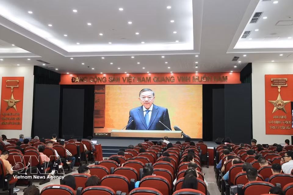 越南通讯社党部干部、党员出席会议。图自越通社