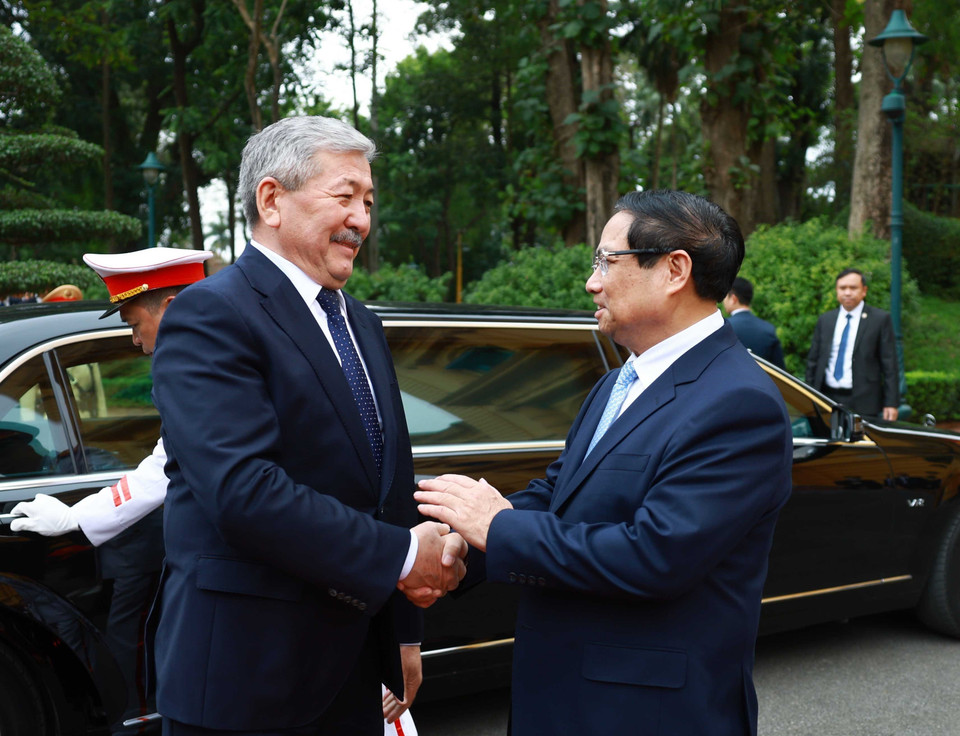 越南政府总理范明政欢迎吉尔吉斯斯坦总理阿德尔别克·卡西马利耶夫到访。图自越通社