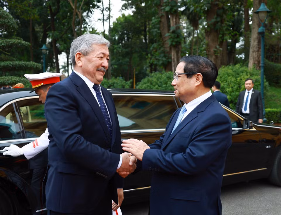 越南政府总理范明政欢迎吉尔吉斯斯坦总理阿德尔别克·卡西马利耶夫到访。图自越通社