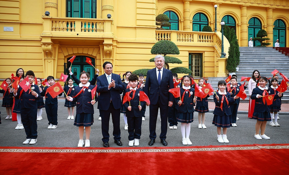 越南政府总理范明政主持仪式，欢迎吉尔吉斯斯坦总理阿德尔别克·卡西马利耶夫对越南进行正式访问。图自越通社