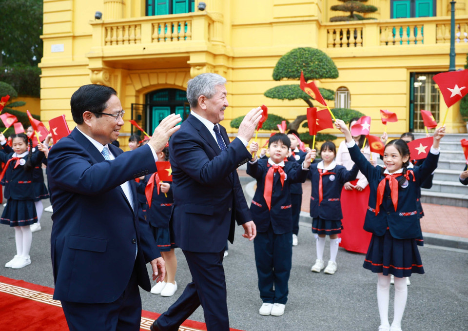 首都河内儿童欢迎越南政府总理范明政与吉尔吉斯斯坦总理阿德尔别克·卡西马利耶夫。图自越通社