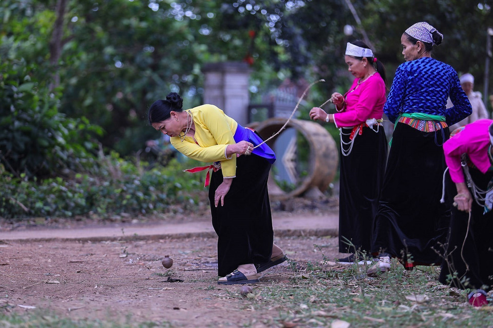 哪一方的陀螺先停止旋转，则该队判负。图自越通社