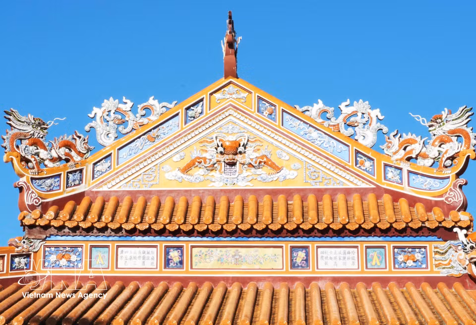 汉文诗歌与绘画相结合，装饰在顺化大内各大殿建筑的屋顶上。图自越通社