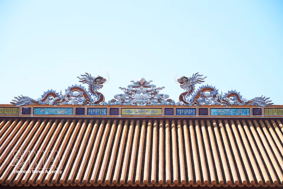 汉文诗歌与绘画相结合，装饰在顺化大内太和殿的屋顶上。图自越通社