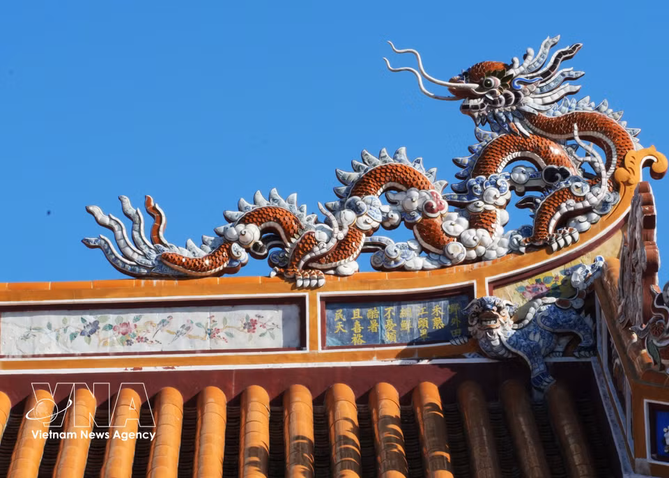 汉文诗歌与绘画相结合，装饰在顺化宫廷建筑上。图自越通社