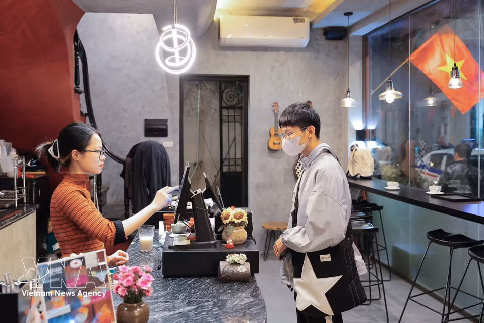 民众在购物时使用电子支付，有助于推动无现金消费趋势。图自越通社